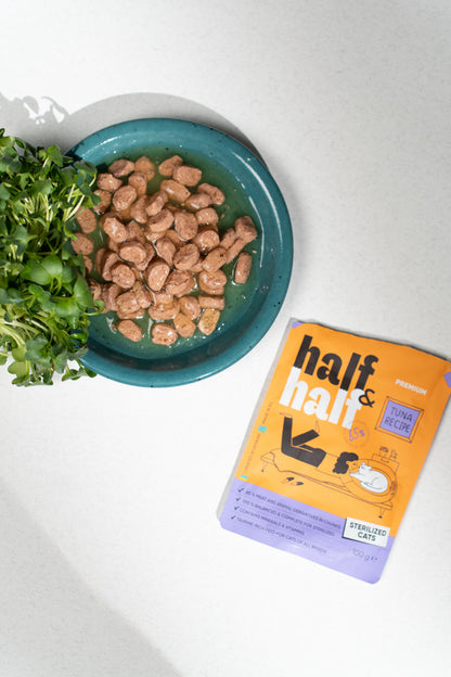 HALF&HALF plic pentru pisici sterilizate, bucăţi de Ton în sos 100g